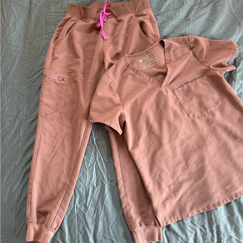 Figs Mauve Small Set - one pocket top, Jogger Scrub Bottoms with Pink Drawstring